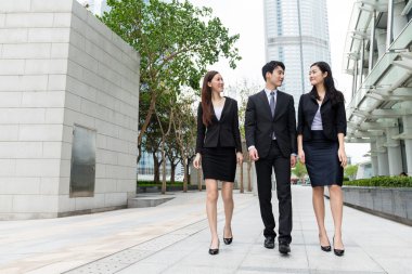 Sokakta yürürken iş takım