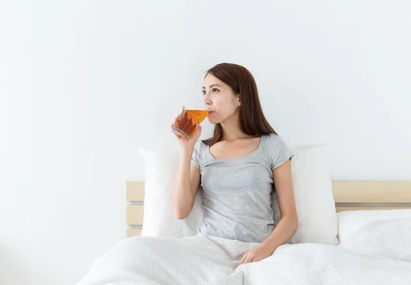 Frau trinkt ein Glas Tee — Stockfoto