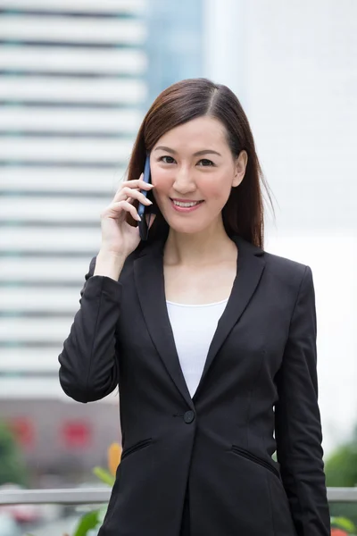 Asiatique jeune femme d'affaires en costume d'affaires — Photo