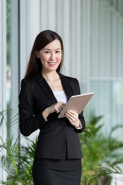 Asiatique jeune femme d'affaires en costume d'affaires — Photo