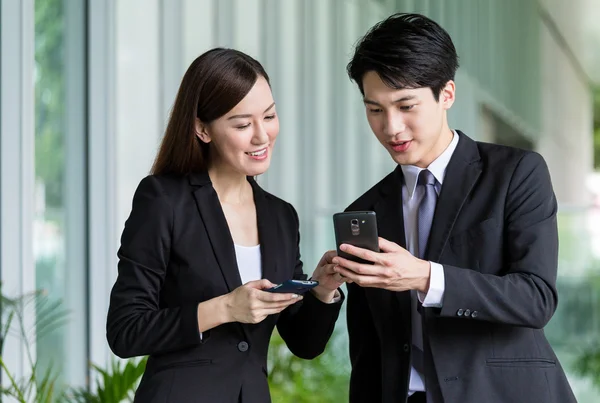 Asiatique femme d'affaires avec son collègue — Photo