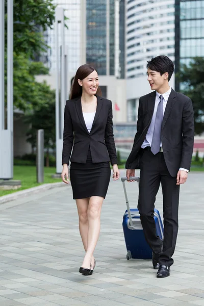 Asiático hombre de negocios con su colega — Foto de Stock