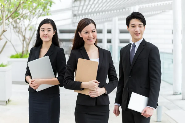 Jonge Aziatische business team buitenshuis — Stockfoto