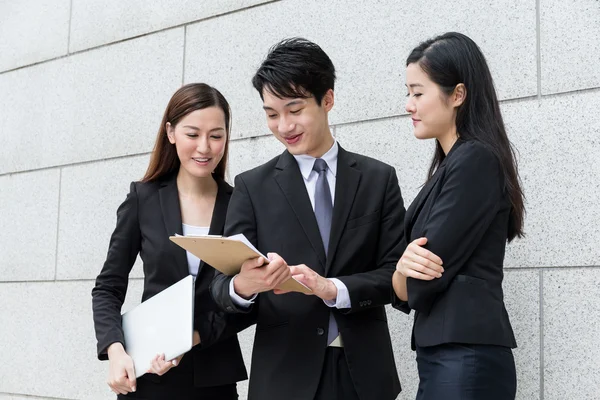 Young Asian business team outdoors — Stock Photo, Image