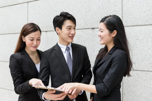 Jonge Aziatische business team buitenshuis — Stockfoto