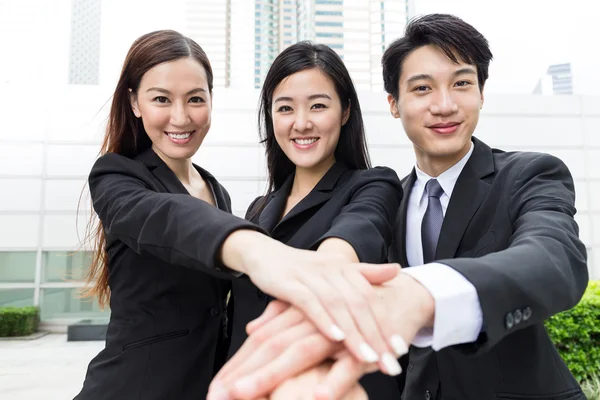 Young Asian business team outdoors — Stock Photo, Image