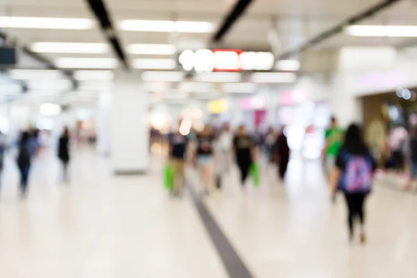 Menschen an U-Bahn-Station verschwimmen — Stockfoto