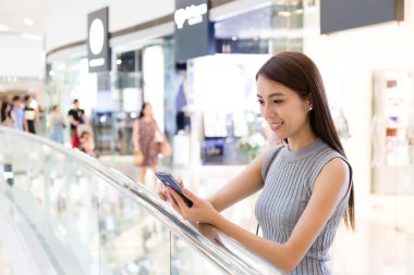 Asyalı kadın cep telefonu mesajı okuyun