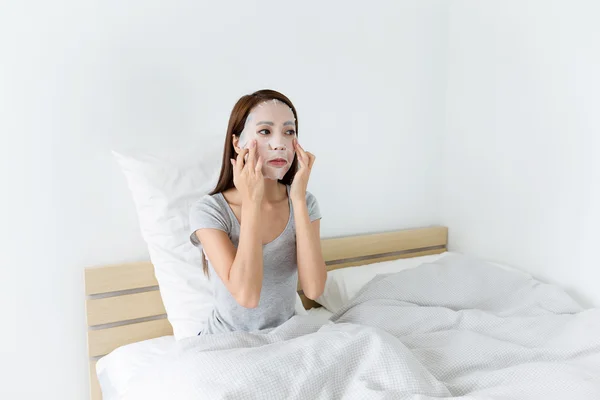 Aziatische vrouw met behulp van papier masker — Stockfoto