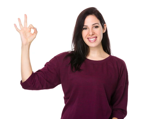 Kaukasische selbstbewusste Frau im roten T-Shirt — Stockfoto