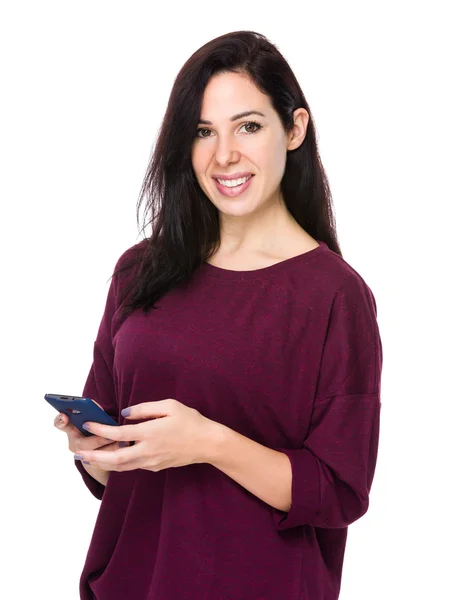 Kaukasische selbstbewusste Frau im roten T-Shirt — Stockfoto