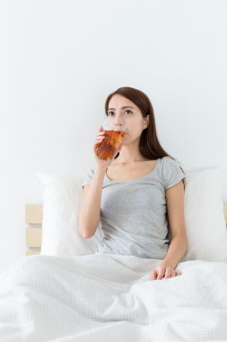 bir bardak çay içme Asyalı kadın