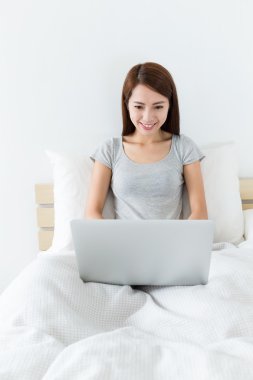 Dizüstü bilgisayar kullanan Asyalı kadın