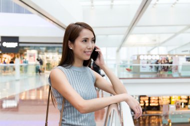 Asyalı genç kadın alışveriş merkezi