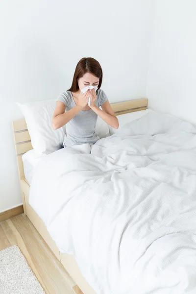 Mujer asiática sintiéndose enferma — Foto de Stock