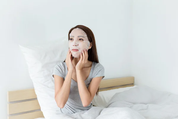 Asian woman using facial mask — Stock Photo, Image