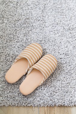 gri halı üzerinde terlik