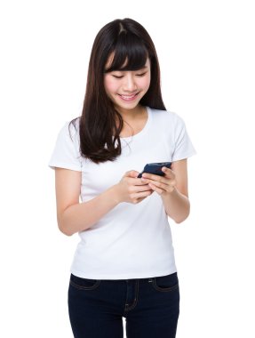 Beyaz t-shirt genç Asyalı kadın