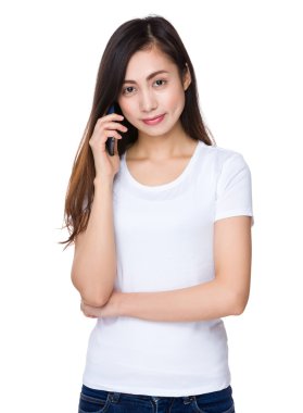 Beyaz t-shirt Asyalı genç kadın