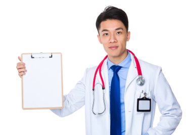 Asya genç yakışıklı doktor stetoskop ile