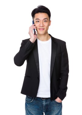 Siyah ceketli Asya yakışıklı adamı