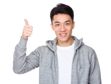 Gri kapşonlu genç Asyalı adam