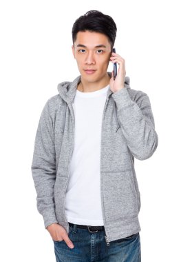 Gri kapşonlu genç Asyalı adam