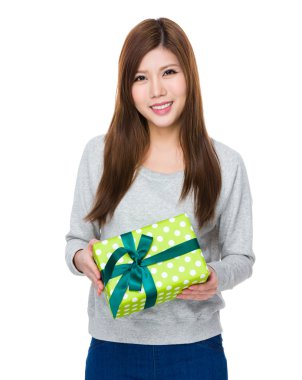 gri süveterli Asyalı genç kadın