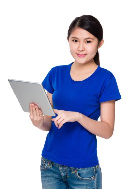 Genç Asyalı kız mavi tişört içinde