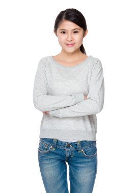 Gri süveterli genç Asyalı kız
