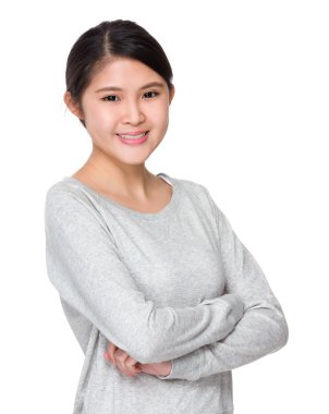 Gri süveterli genç Asyalı kız