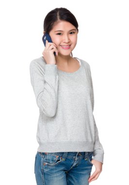 Gri süveterli genç Asyalı kız