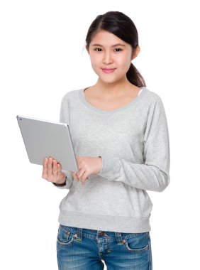 Gri süveterli genç Asyalı kız