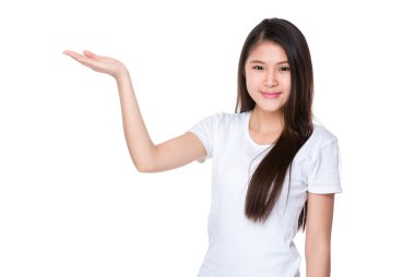 Beyaz t-shirt Asyalı genç kadın