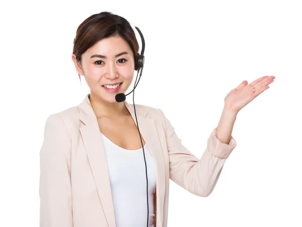 Callcenter agent med öppen hand palm — Stockfoto