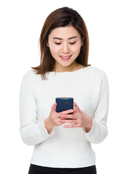 Mujer joven asiática en suéter blanco — Foto de Stock