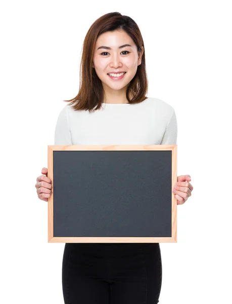 Asiatische junge Frau im weißen Pullover — Stockfoto