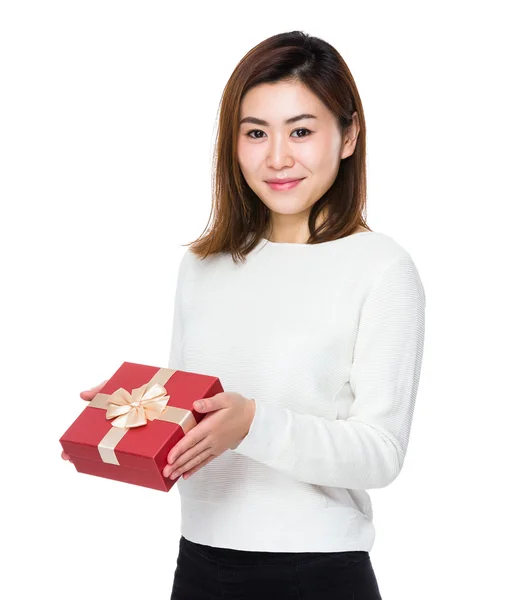Mujer joven asiática en suéter blanco — Foto de Stock