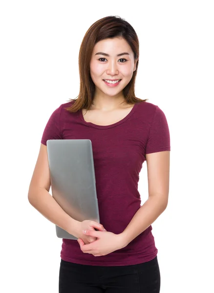 Frau mit Laptop — Stockfoto