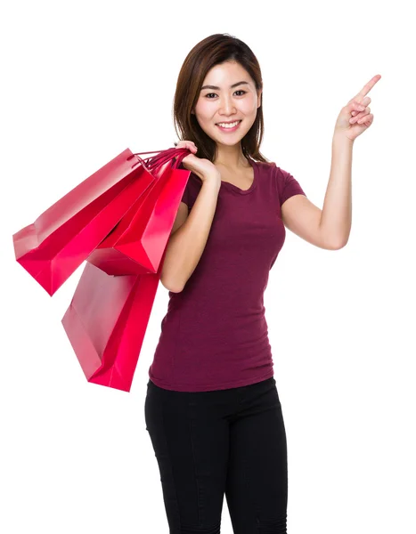 Alışveriş çantalı Asyalı kadın. — Stok fotoğraf