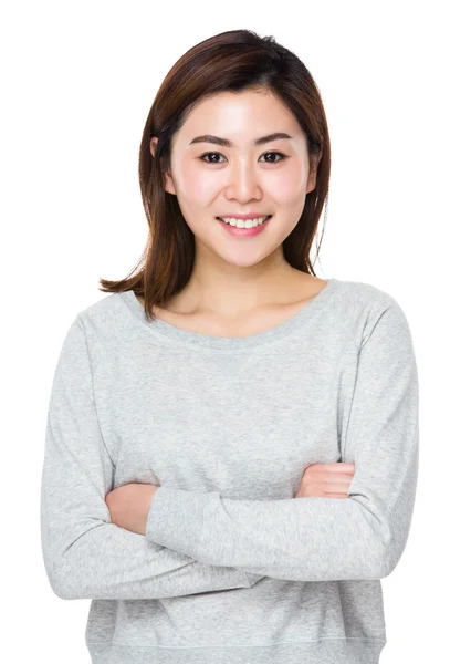 Asiatiska ung kvinna med armarna korsade — Stockfoto