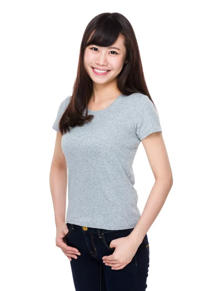 Jonge Aziatische vrouw in grijs t-shirt — Stockfoto