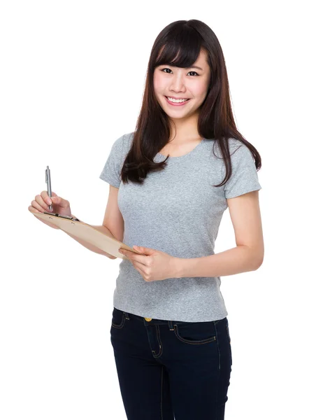 Joven mujer asiática en camiseta gris — Foto de Stock