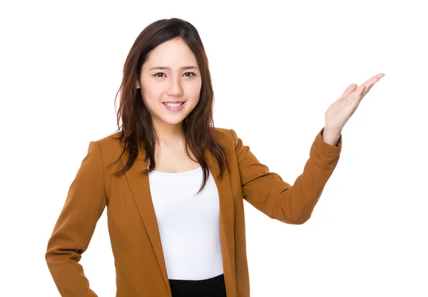 Asiática joven mujer de negocios en traje de negocios — Foto de Stock