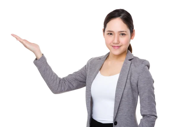 Mujer de negocios asiática en traje de negocios — Foto de Stock