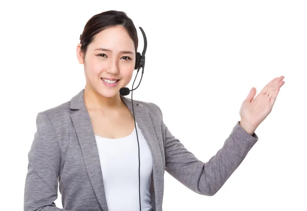 Asiático servicio al cliente agente con auriculares —  Fotos de Stock