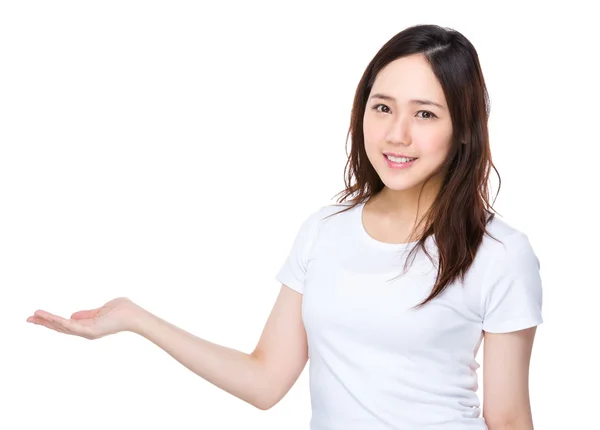 Joven asiática mujer en blanco camiseta — Foto de Stock