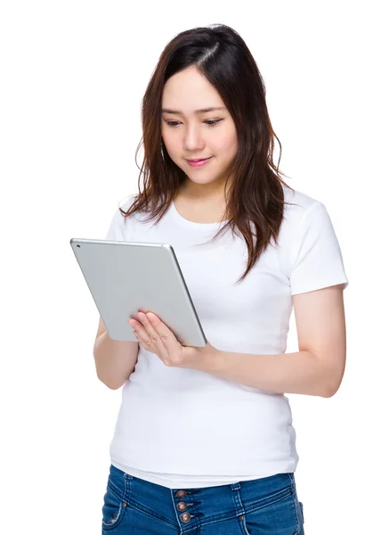 Ung asiatisk kvinna i vit t-shirt — Stockfoto