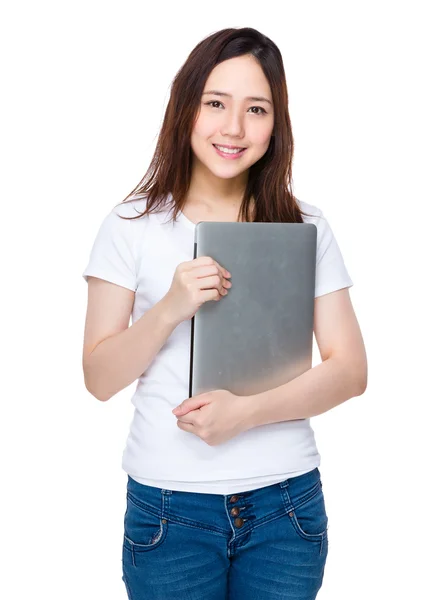 Ung asiatisk kvinne i hvit T-skjorte – stockfoto
