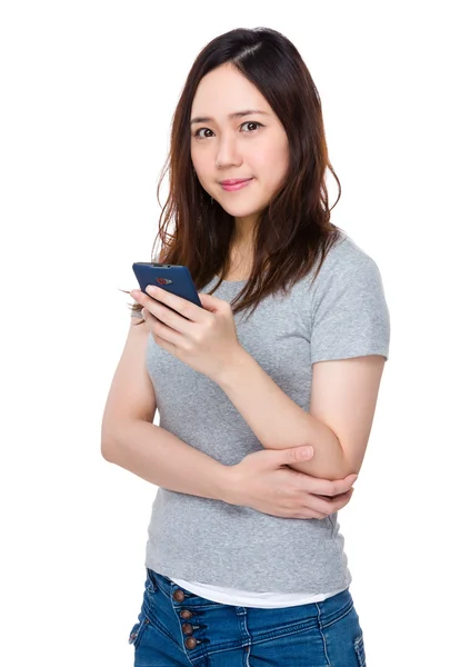 Молодая азиатка в серой футболке — стоковое фото